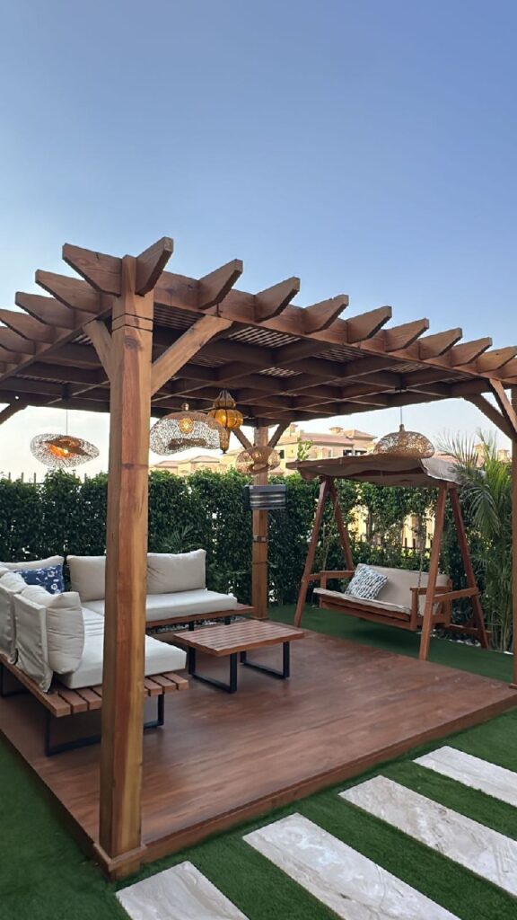 تصميم برجولات خارجية راقية للمنازل في حي منسوبي التعليم بالأحساء