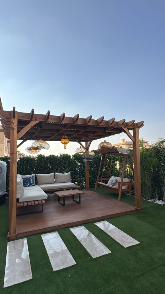 تصميم برجولات خارجية راقية للمنازل في حي منسوبي التعليم بالأحساء