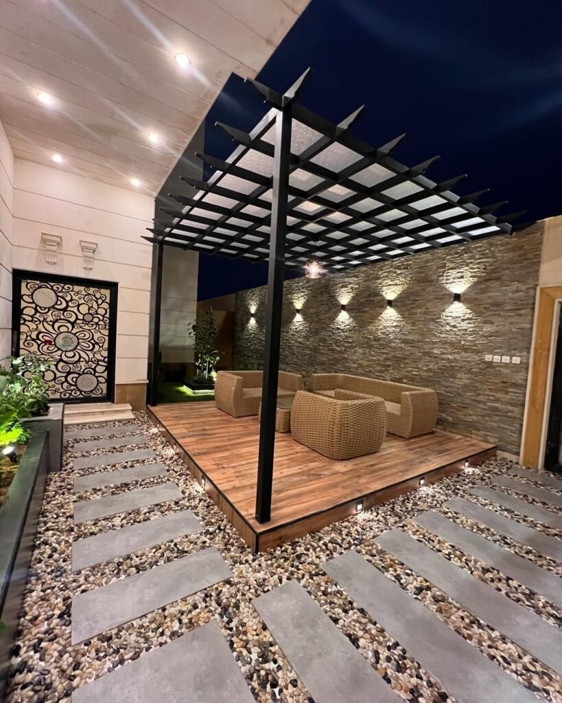 تصميم برجولات حديد شکل خشب وجلسات خارجية مودرن في بقيق