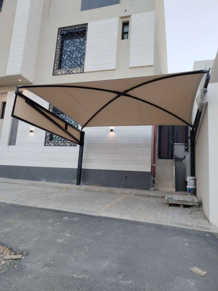 عامل مظلات في الأحساء 