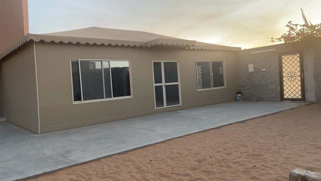 تجهيز مجالس خيام ملكية بمشبات رخام في حي المحاسن بالأحساء