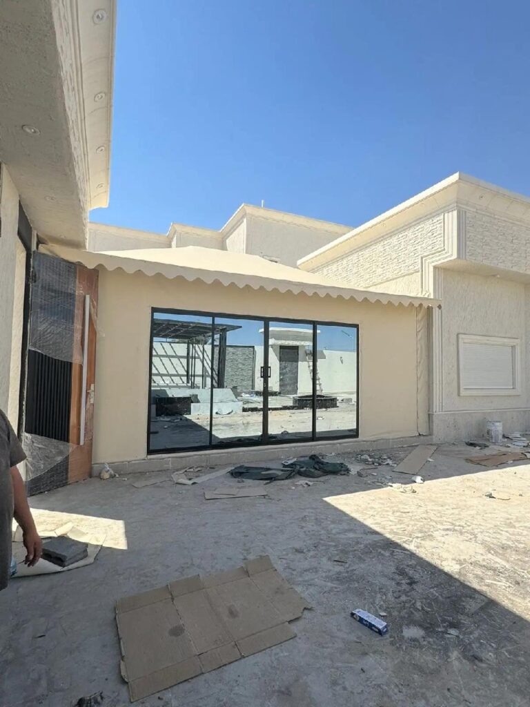 تركيب خيام استراحات وجلسات تراثية في حي الشهابية بالأحساء