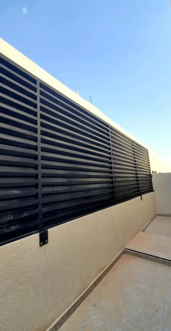 ساتر بلون اسود حديد