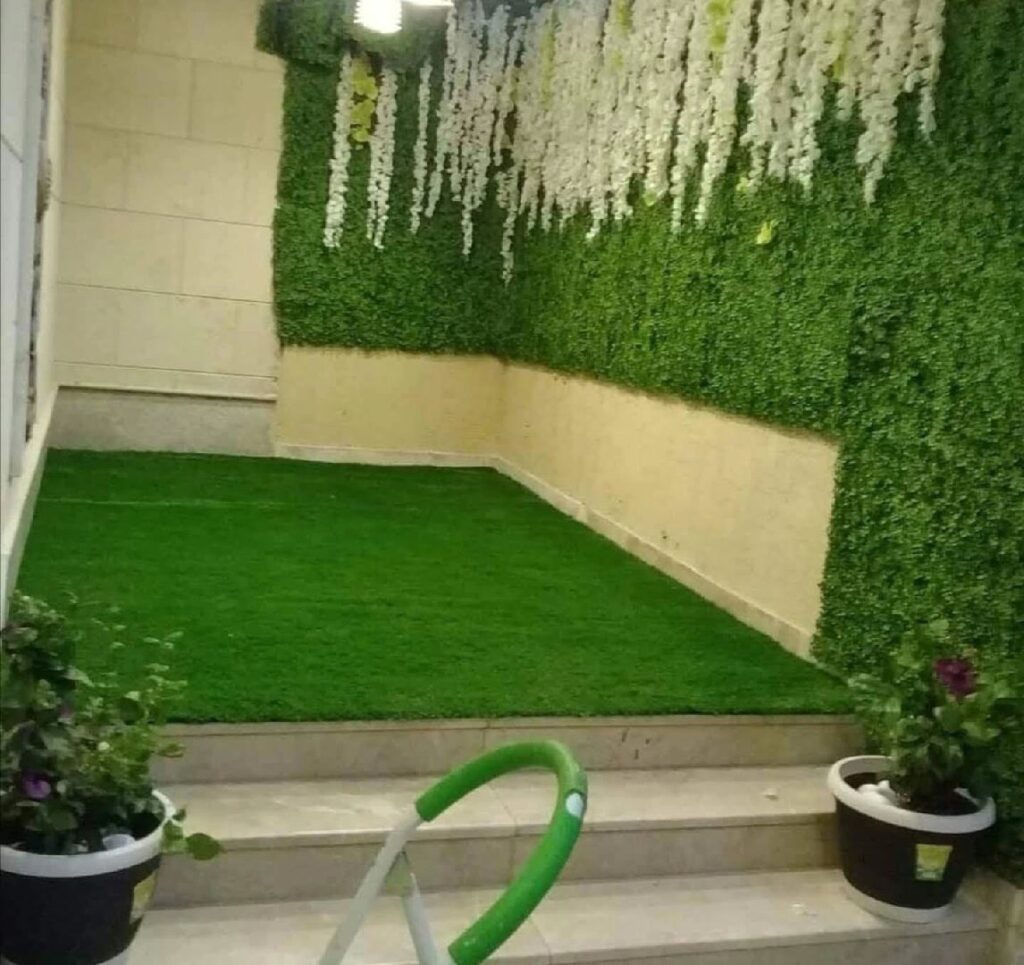 تنسيق حدائق في الطرف عشب صناعي