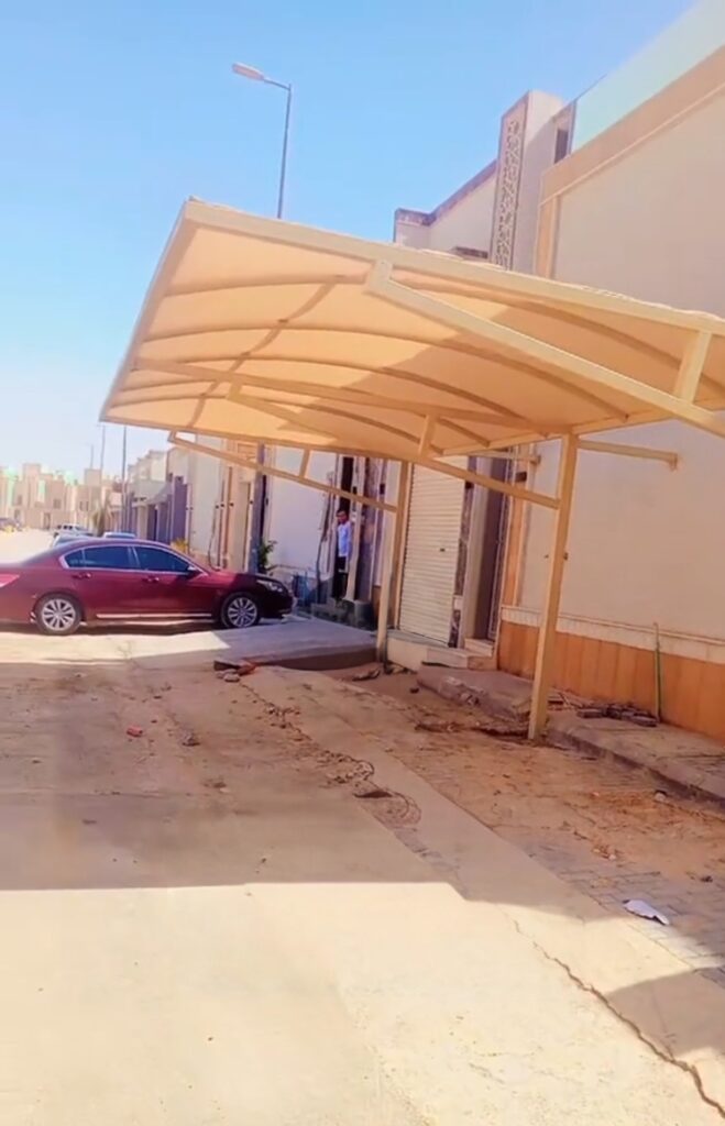 مظلة سيارة في الأحساء 