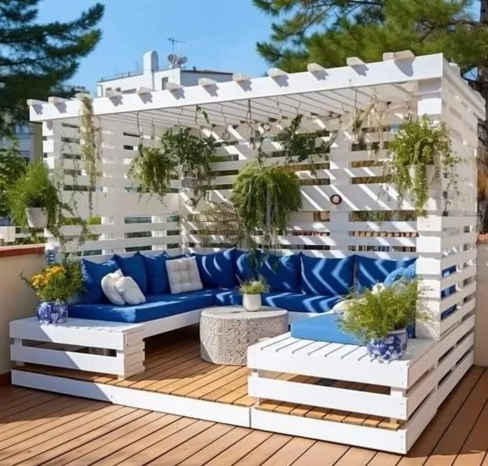 تصميم برجولات حديد شکل خشب وجلسات خارجية مودرن للأسطح في الأحساء